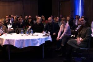 Innendørs konferanse med engasjerte deltakere på Hjerterom for byrom.