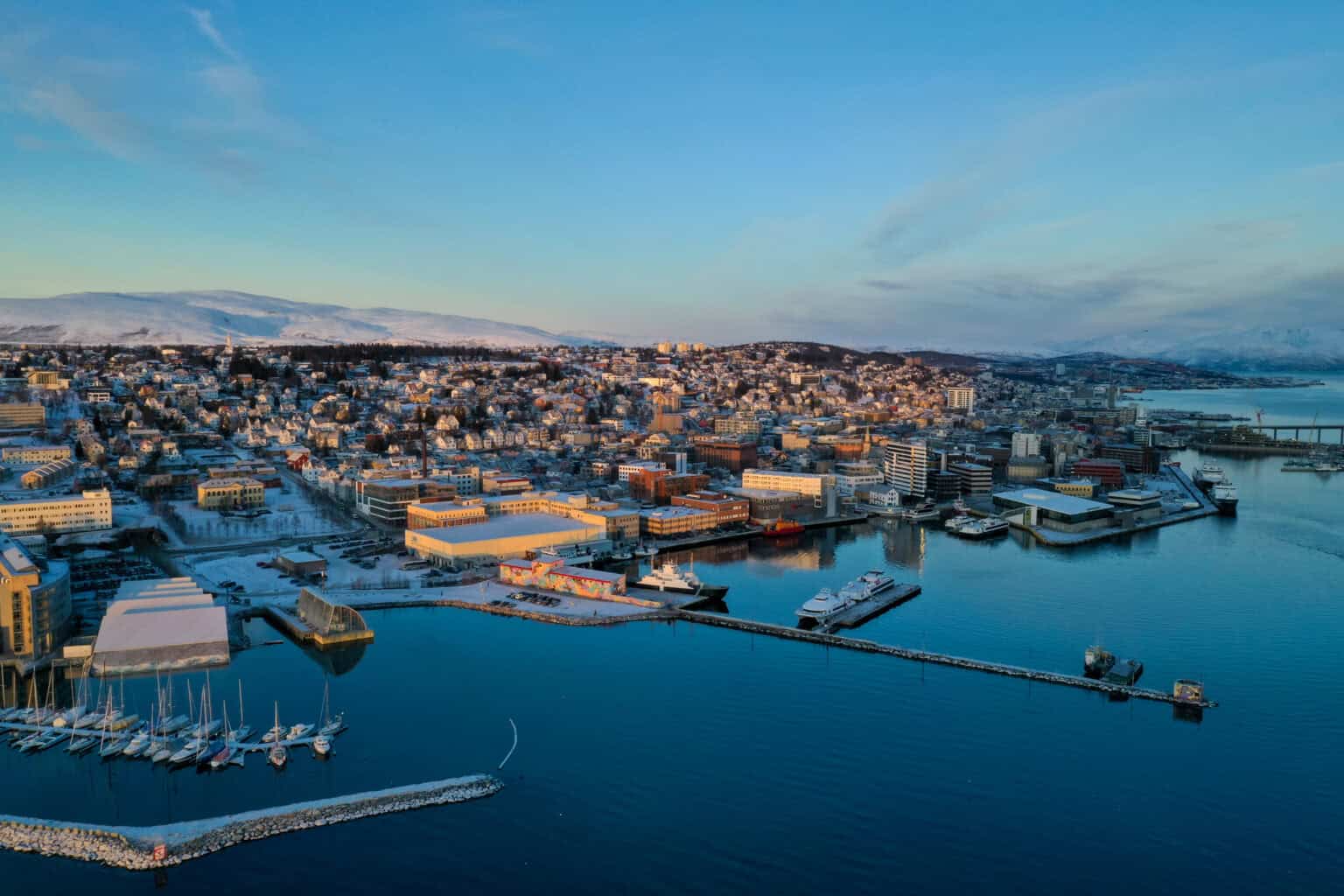 Fjellby med byrom og havn i Kristiansand, flott utsikt over byen og sjøen.
