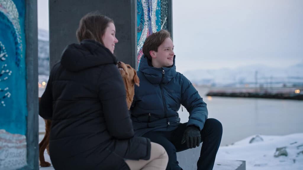 Kald vinterkveld ved havnen med venner, hund, og koselige omgivelser.