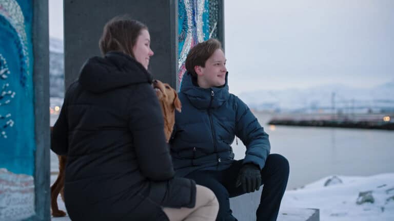 Kald vinterkveld ved havnen med venner, hund, og koselige omgivelser.