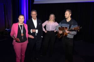 Kreativt byrom med musikk, fest og samhold, inspirert av Hjerterom for byrom.