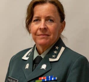 Hjerterom for byrom, kvinne i militæruniform, fokus på mottak, omsorg og fellesskap.