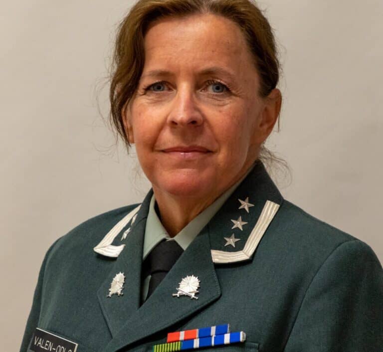 Hjerterom for byrom, kvinne i militæruniform, fokus på mottak, omsorg og fellesskap.