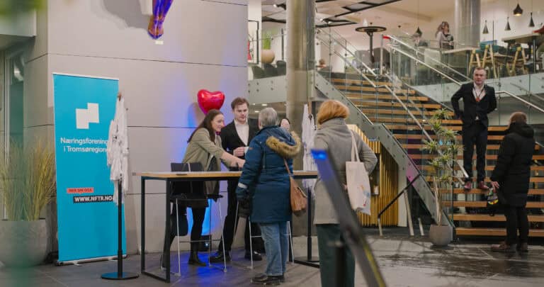 Mennesker som deltar i Hjerterom for byrom-arrangement i et offentlig rom.