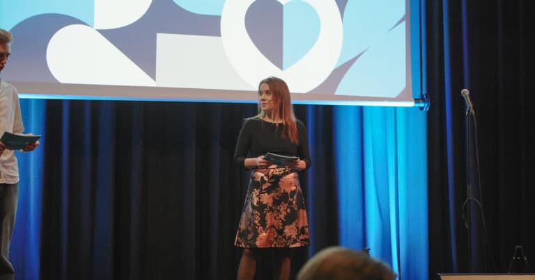 Hjerterom for byrom: Engasjert kvinne holder presentasjon under arrangementet.