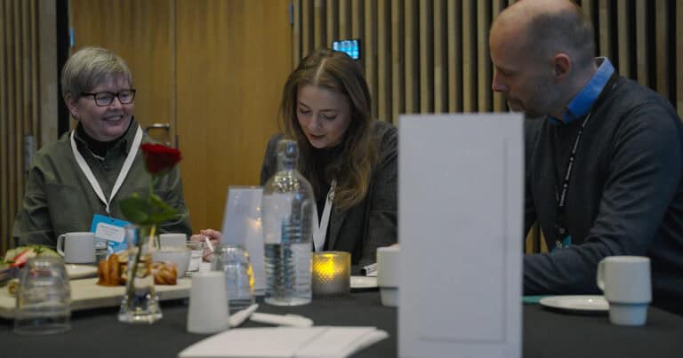 Deltakere i møte på Hjerterom for byrom, diskuterer kreative byromløsninger.