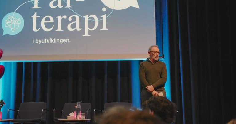Foreleser på scenen under Hjerterom for byrom konferansen.