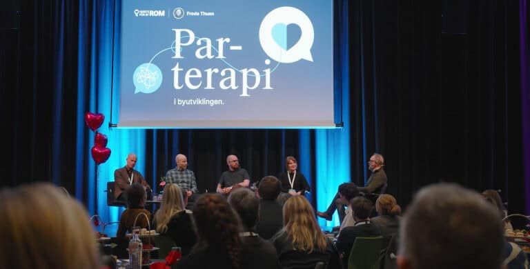 Paneldiskusjon om parterapi i byutvikling på konferanse.