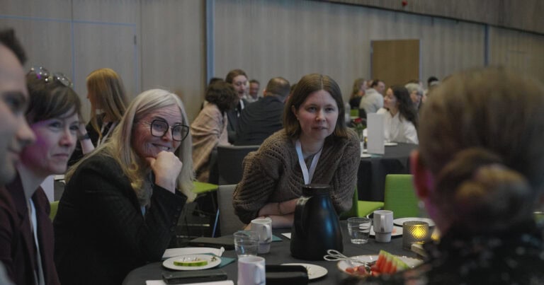 Deltakere i et møte for byromsaktører, engasjerte i byutvikling og fellesskap.