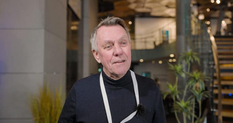 Mann i samtale i byrommet, fokus på sosialt samvær.