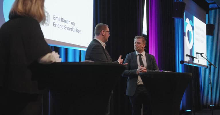 Paneldiskusjon om byrom og byutvikling på konferanse.
