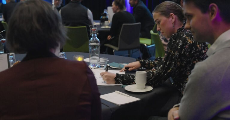Møte i Hjerterom for byrom med deltakere som diskuterer byutvikling.