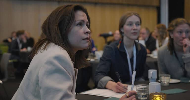Kvinner i møte på Hjerterom for byrom konferanse.