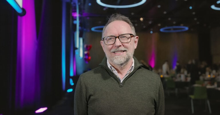 Hjerterom for byrom: Møte med en smilende mann i et moderne, fargerikt rom.