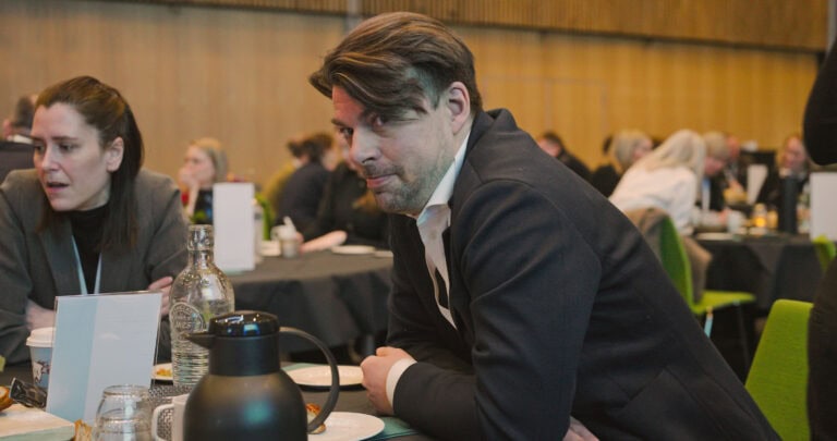Møte i byrom med fokus på fellesskap og samarbeid.