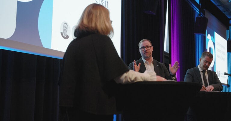 Deltakere i paneldiskusjon under Hjerterom for byrom-konferansen.