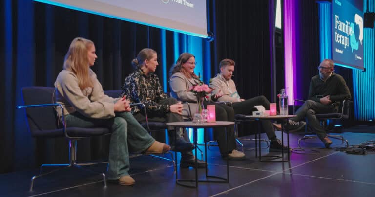 Paneldiskusjon om byrom og fellesskap i et auditorium.