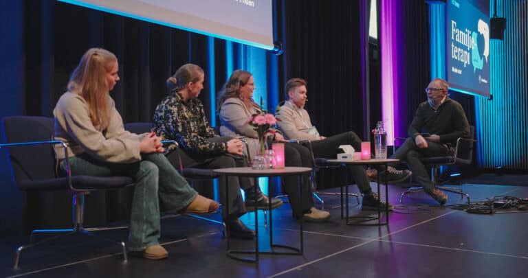 Paneldiskusjon om byrom og fellesskap i et auditorium.