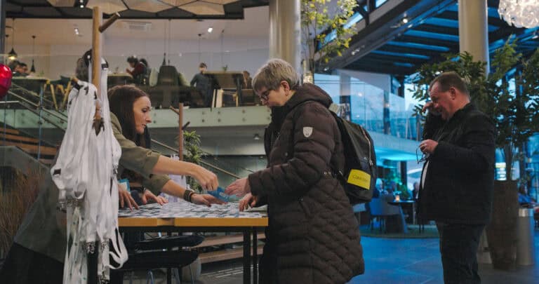 Hjerterom for byrom: Mennesker som deltar i en aktivitet i et innendørs miljø.