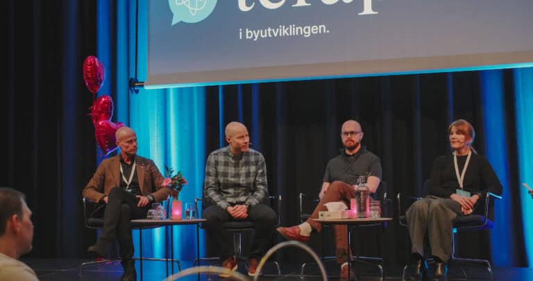 Deltakere i paneldiskusjon under Hjerterom for byrom-konferansen.