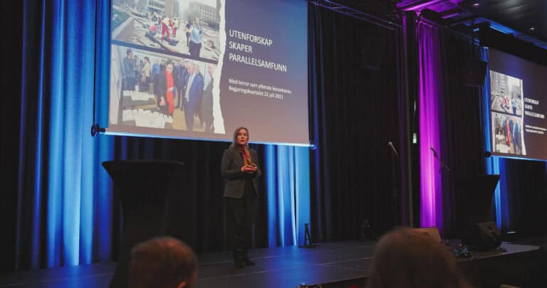 Dame holder foredrag om byromsinnovasjon på konferanse.