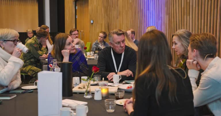 Deltakere i diskusjon under Hjerterom for byrom-konferansen.