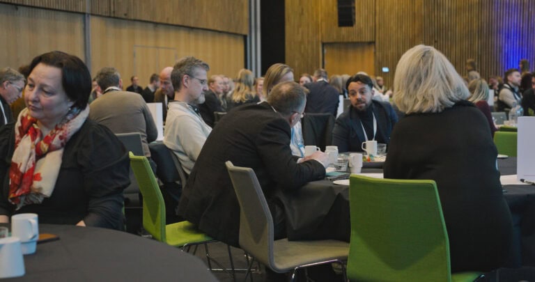 Deltakere i diskusjon under Hjerterom for byrom konferanse.