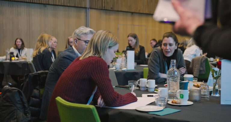 Møte i Hjerterom for byrom med engasjerte deltakere og diskusjoner.
