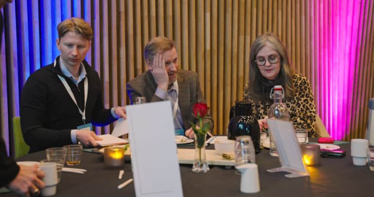 Deltakere i møte i Hjerterom for byrom, med fokus på samarbeid og byutvikling.