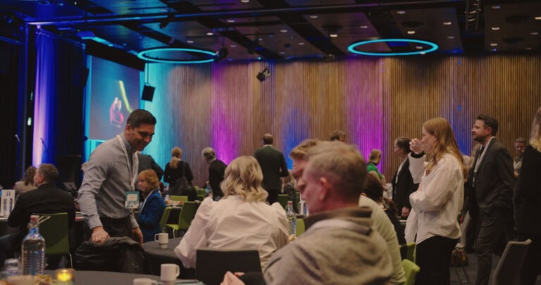 Deltakere på Hjerterom for byrom-nettverksarrangementet i et moderne konferanserom.