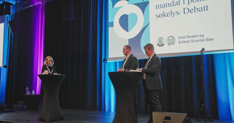 Paneldeltakere diskuterer byrom og samfunnsutvikling på scenen.