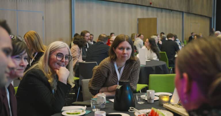 Deltakere på Hjerterom for byrom konferanse i et møterom.