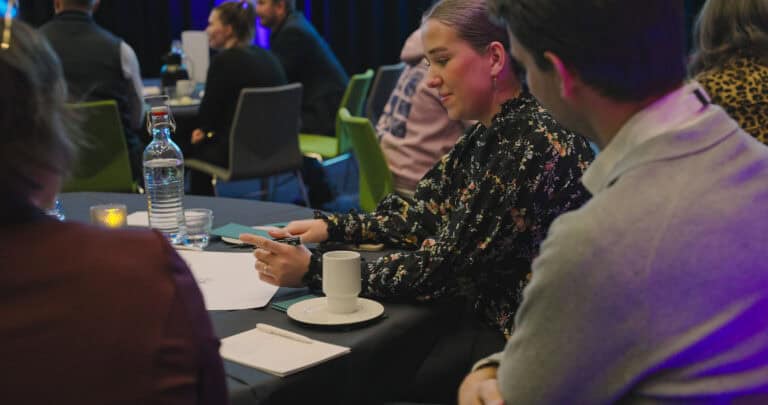 Deltakere i et møte på Hjerterom for byrom, med fokus på samarbeid og kreativitet.