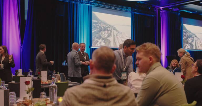 Profesjonelt nettverksarrangement med forretningsfolk i konferansesal.