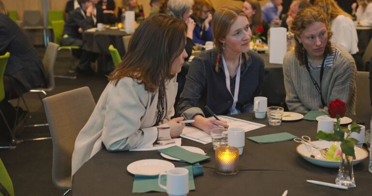 Deltakere i diskusjon under Hjerterom for byrom-konferansen.
