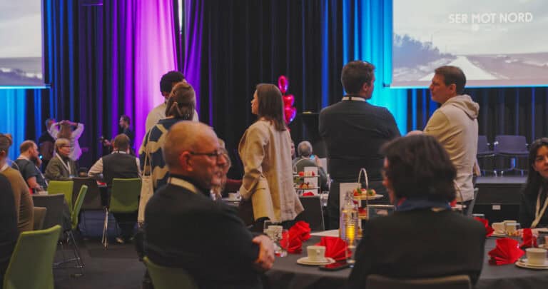 Konferanse i Hjerterom for byrom med deltakere og presentasjon på storskjerm.