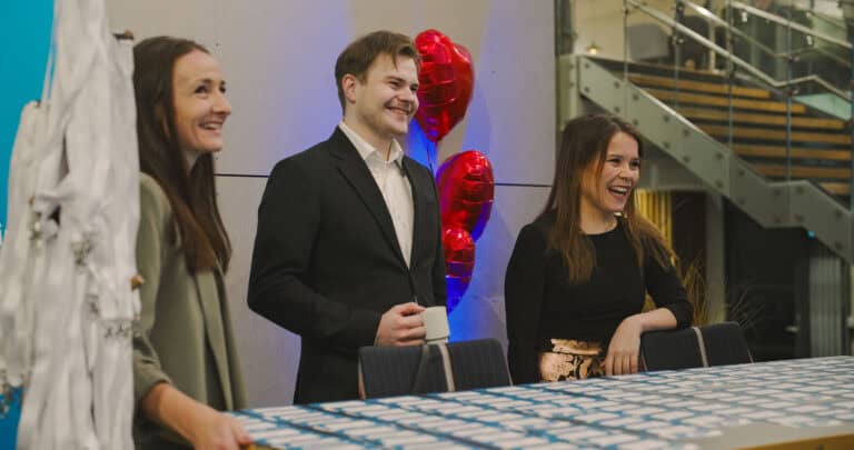 Mennesker smiler og snakker i et møte i Hjerterom for byrom.