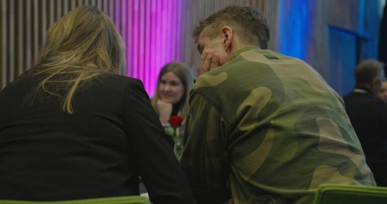 Hjerterom for byrom: Samtale mellom to personer i et sosialt arrangement.