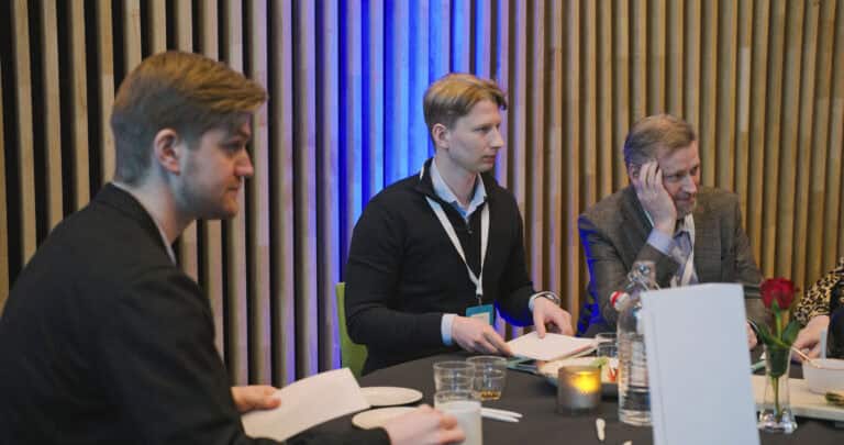 Møte i Hjerterom for byrom med tre deltakere i diskusjon.