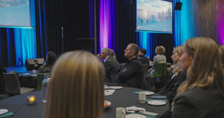 Publikum deltar i møte i Hjerterom for byrom konferanse.