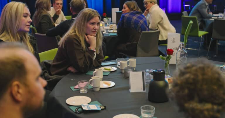 Deltakere i diskusjon under Hjerterom for byrom arrangementet.