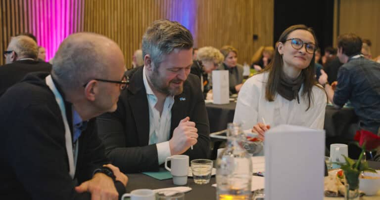Deltakere i diskusjon under Hjerterom for byrom-konferansen.