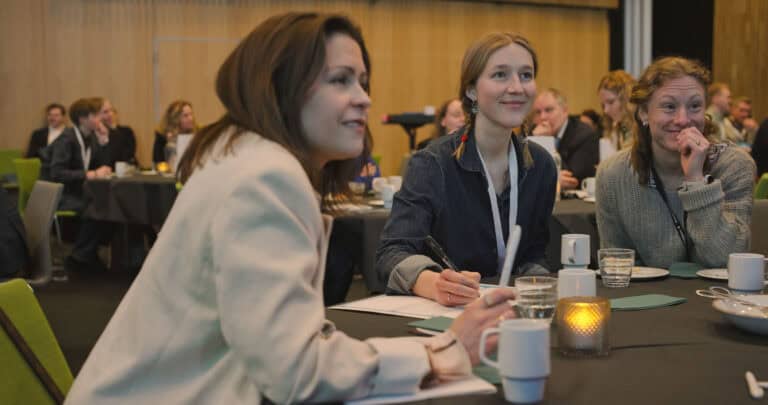 Deltakere på Hjerterom for byrom konferanse i et møterom.