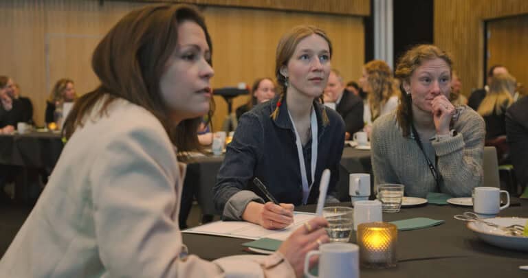 Kvinner deltar i diskusjon under Hjerterom for byrom konferanse.
