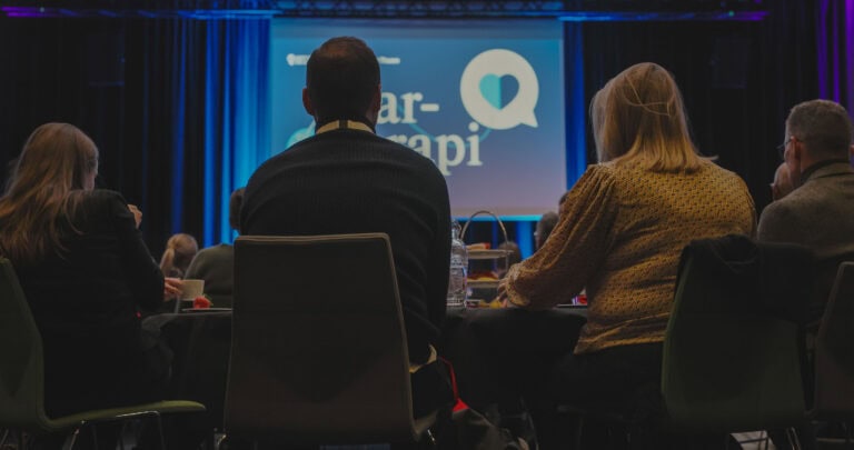 Deltakere på workshop om byrom og fellesskap i et konferanserom.