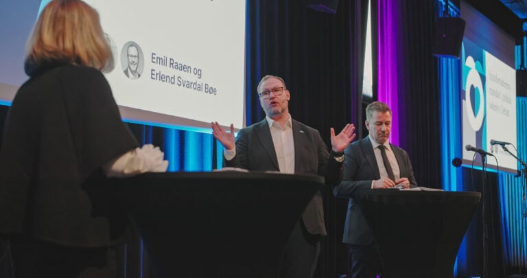 En mann snakker under en paneldebatt om byrom og fellesskap.