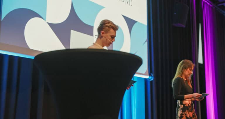 To kvinner som presenterer på scenen under Hjerterom for byrom arrangementet.