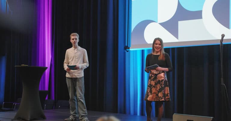 To personer presenterer på scenen under Hjerterom for byrom-arrangementet.