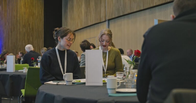 Møte i Hjerterom for byrom med engasjerte deltakere.