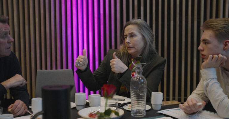 Møte i Hjerterom for byrom med diskusjon og samarbeid.